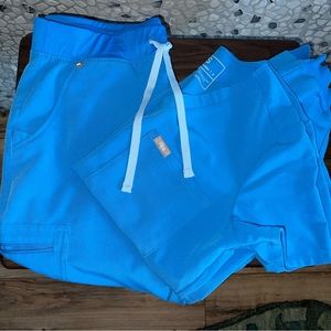 Figs Catarina One Pocket Top (S) & Zamora Joggers (M) Scrub Set in Capri Blue